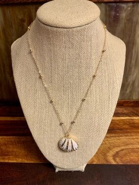Simple Gold Leaf Natural Shell Necklace With Sand Color Hues